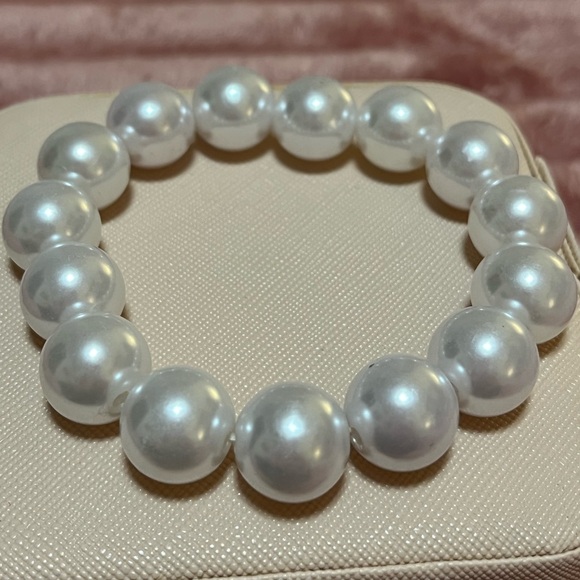 Oversized pearls elastic band bracelet - Picture 3 of 3